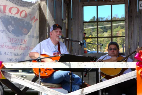  Jim Woods singing “Union County Dirt” on the front porch.